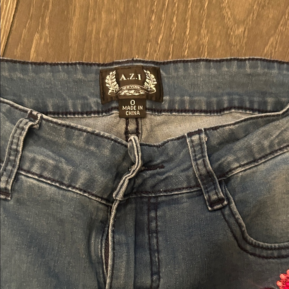 Floral Embroidered Skinny Jeans - Picture 5 of 6